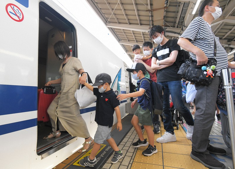 お盆の帰省ラッシュピーク 東京駅混雑 写真特集1 8 毎日新聞