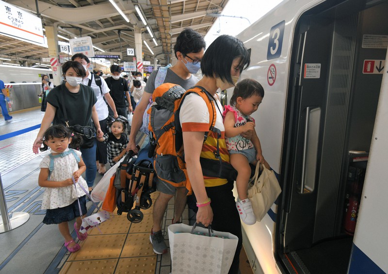 お盆の帰省ラッシュピーク 東京駅混雑 写真特集1 8 毎日新聞