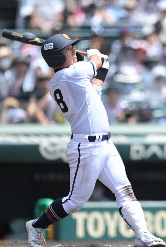 【高松商-佐久長聖】五回表高松商2死、浅野が本塁打を放つ=阪神甲子園球場で2022年8月11日、藤井達也撮影