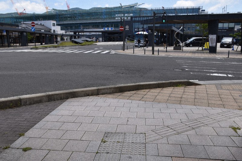 道に埋もれる点字ブロック 視覚障害者の大半 実は色も頼り 毎日新聞