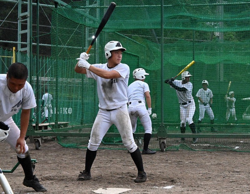 学校のグラウンドで打撃練習する有田工の選手=有田工提供
