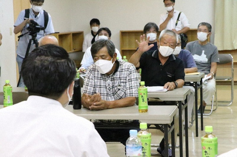 大石知事(左)に県への不信感をあらわにする住民