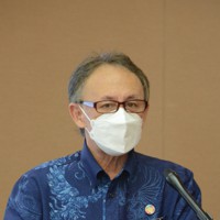 米軍普天間飛行場の名護市辺野古への県内移設を巡り、福岡高裁那覇支部に提訴することを発表する沖縄県の玉城デニー知事＝那覇市の県庁で2022年8月12日午前10時34分、竹内望撮影