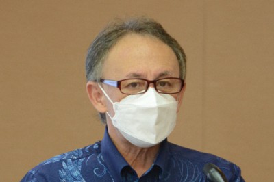 米軍普天間飛行場の名護市辺野古への県内移設を巡り、福岡高裁那覇支部に提訴することを発表する沖縄県の玉城デニー知事＝那覇市の県庁で2022年8月12日午前10時34分、竹内望撮影