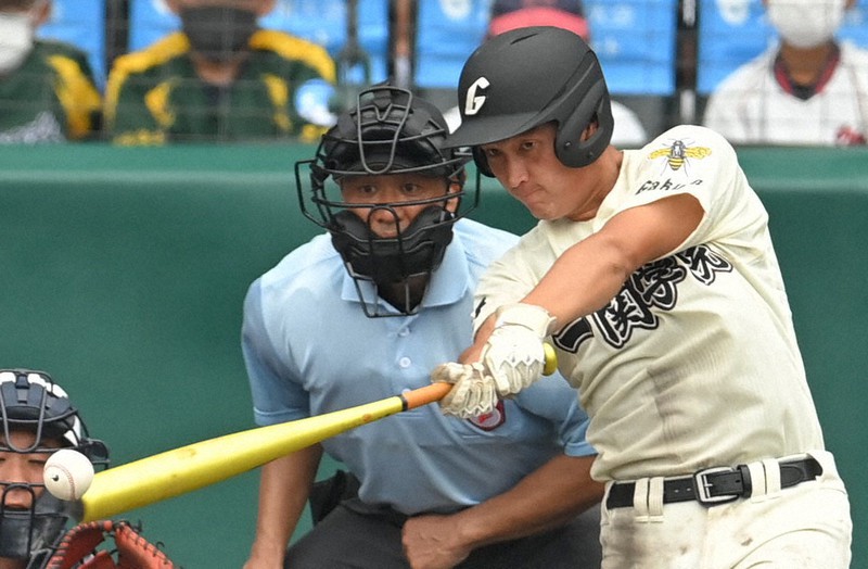 【明豊-一関学院】七回裏一関学院2死二塁、後藤が中前適時打を放つ=阪神甲子園球場で2022年8月12日、藤井達也撮影