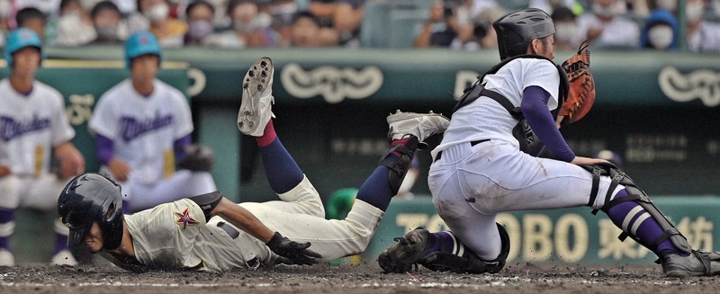 眠れる獅子 ランニングホームラン 八戸学院光星 佐藤 夏の甲子園 毎日新聞