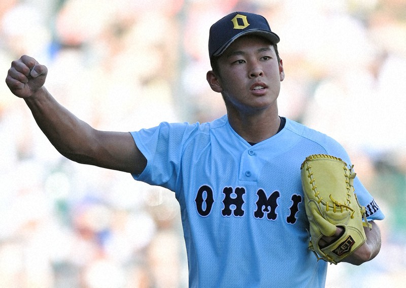 【鶴岡東-近江】九回表鶴岡東2死一、二塁、古賀を内野ゴロに仕留め、完投した近江の山田=阪神甲子園球場で2022年8月12日、藤井達也撮影