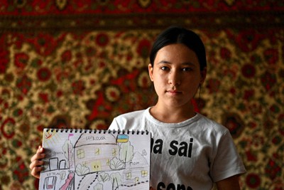 ミコライウから避難してきたシャーパル・エリザベータさん（12）。「ミサイルが着弾し（中央に描いた）学校は今は破壊され、運動場も無くなりました。自宅の窓や壁も吹き飛びました」と話した