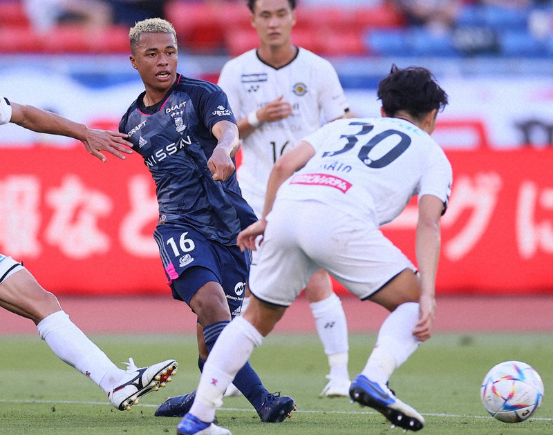 月刊サッカー 気負わず献身的な姿勢 中盤で輝く フル代表初招集の藤田譲瑠チマ 毎日新聞