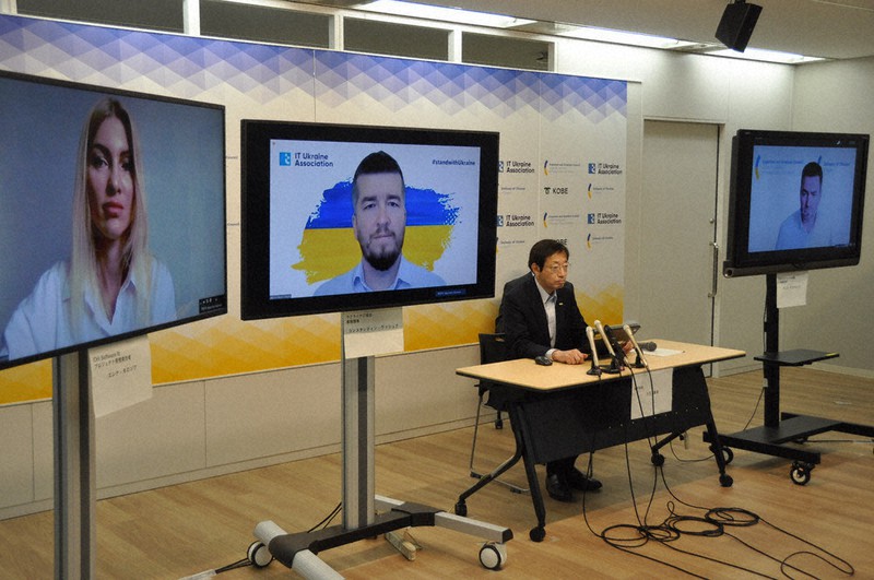ウクライナ企業の神戸市への進出を発表する久元喜造市長(中央)ら=市役所で2022年8月10日午後4時52分、関谷徳撮影