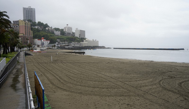台風8号の接近に伴い遊泳禁止となり、閑散とする海水浴場=静岡県熱海市で2022年8月13日午後1時23分、渡部直樹撮影