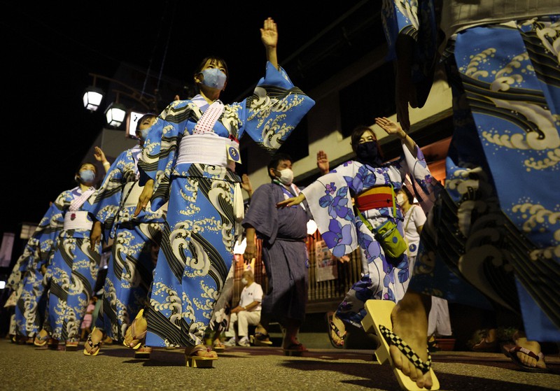 徹夜おどりが始まり、げたを鳴らして踊りを楽しむ人たち=岐阜県郡上市八幡町で2022年8月13日午後8時16分、兵藤公治撮影