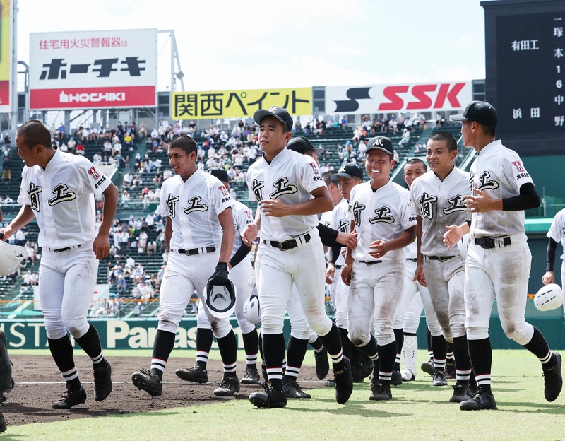 【有田工-浜田】浜田に敗れ、グラウンドを後にする有田工の選手たち=阪神甲子園球場で2022年8月13日、中川祐一撮影