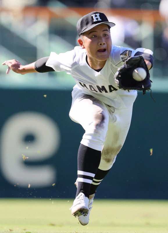 難しい打球を好捕する浜田の重川友志選手=阪神甲子園球場で2022年8月13日、滝川大貴撮影