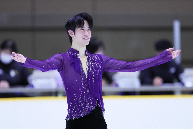 男子フリーの演技を終え、観客の拍手に応える山本草太=滋賀県立アイスアリーナで2022年8月13日、吉田航太撮影