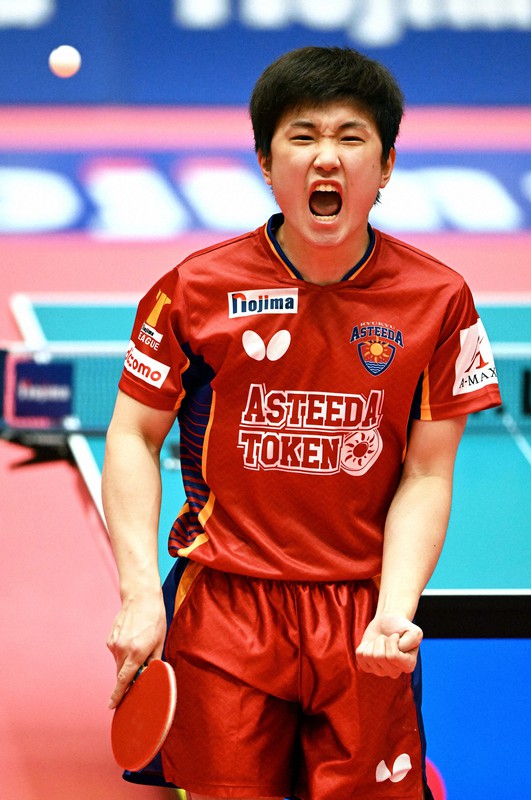 準々決勝でポイントを奪って喜ぶ琉球の張本智和=トッケイセキュリティ平塚総合体育館で2022年8月13日、西夏生撮影