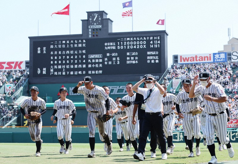 【帝京第五-九州学院】帝京第五に勝利して、笑顔を見せる九州学院の選手たち=阪神甲子園球場で2022年8月13日、中川祐一撮影