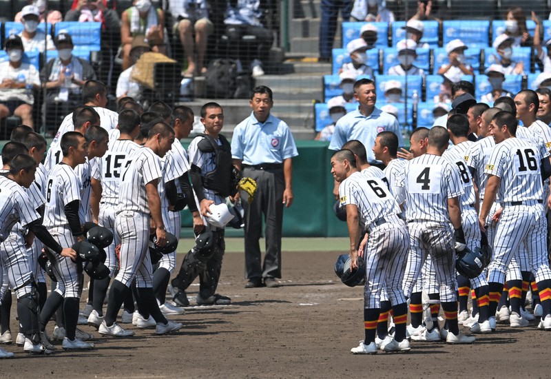 【帝京第五-九州学院】試合後、健闘をたたえ合う両校の選手たち=阪神甲子園球場で2022年8月13日、前田梨里子撮影