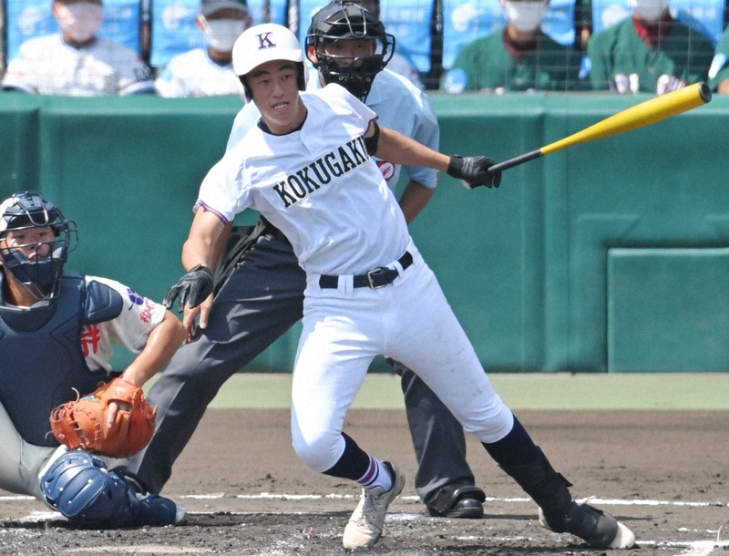 【智弁和歌山-国学院栃木】一回裏国学院栃木2死満塁、長田が左前2点適時打を放つ=阪神甲子園球場で2022年8月13日、前田梨里子撮影