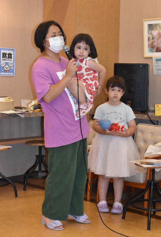 ウクライナの芸術や戦争に対する思いなどを語る浅井絵利香さん(左)=伊賀市平野西町の岡森書店白鳳店で2022年8月13日午前10時44分、山中尚登撮影