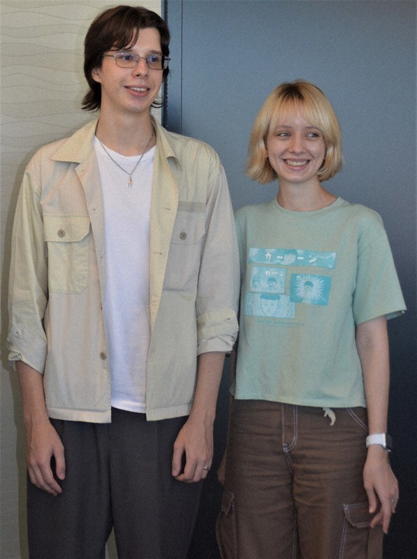 三原市で避難生活を送ることを決めたポチェヒン・セバスチャンさん(左)とズボチナ・ナタリアさん=三原市役所で2022年8月2日午後4時57分、渕脇直樹撮影