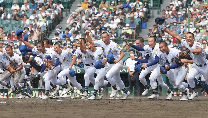 【横浜-聖光学院】横浜に勝利し、アルプス席へあいさつに駆け出す聖光学院の選手たち=阪神甲子園球場で2022年8月14日、津村豊和撮影