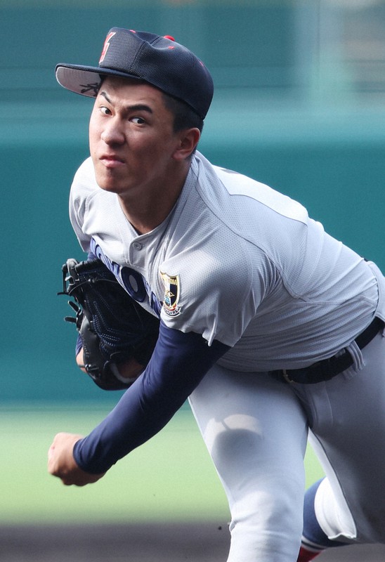 【横浜-聖光学院】力投する横浜先発の杉山=阪神甲子園球場で2022年8月14日、中川祐一撮影