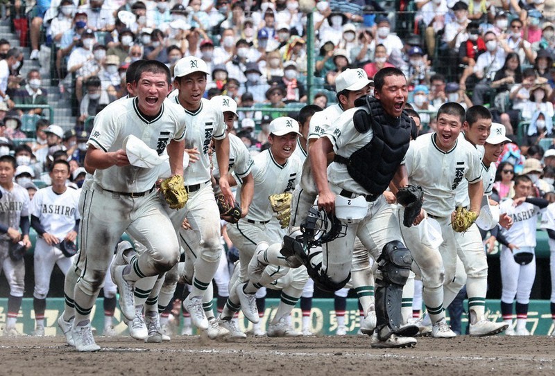 【社-二松学舎大付】2回戦を突破し、笑顔でアルプス席に駆け出す二松学舎大付の選手たち=阪神甲子園球場で、中川祐一撮影