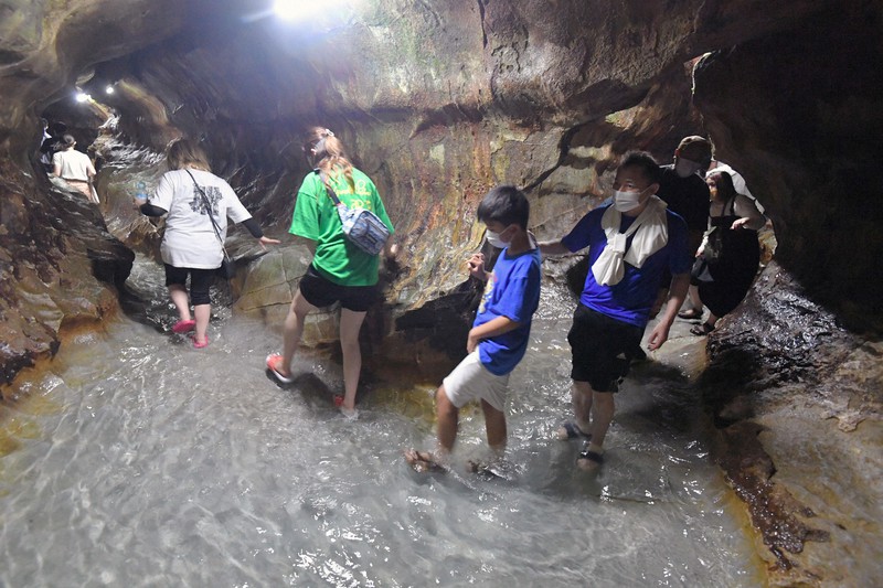 外は猛暑でも…いつでも気温16度 涼を求め鍾乳洞へ 北九州 [写真特集1/8