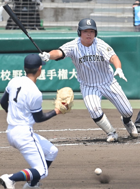 【九州国際大付-高松商】二回表九州国際大付1死、佐倉が中前打を放つ=阪神甲子園球場で2022年8月15日、津村豊和撮影