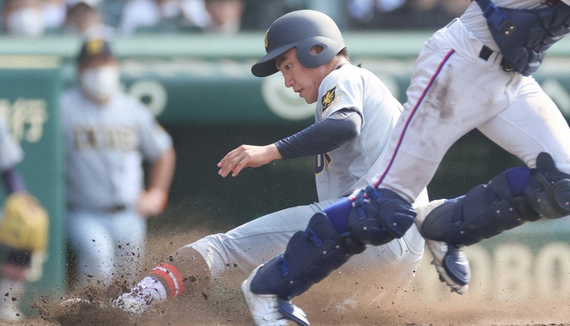 【明秀日立-仙台育英】三回裏仙台育英1死二、三塁、山田のバントで古川が生還しスクイズ成功=阪神甲子園球場で2022年8月15日、滝川大貴撮影