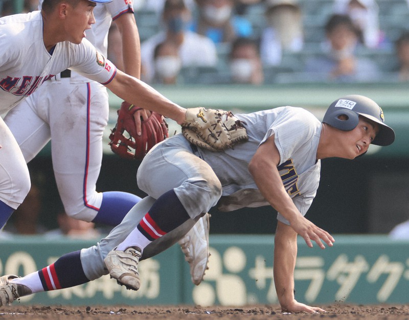 【明秀日立-仙台育英】三回裏仙台育英1死一、三塁、打者秋元のスクイズを狙ったバントが外され、三塁走者の森は三本間で挟殺(野手・武田)=阪神甲子園球場で2022年8月15日、滝川大貴撮影
