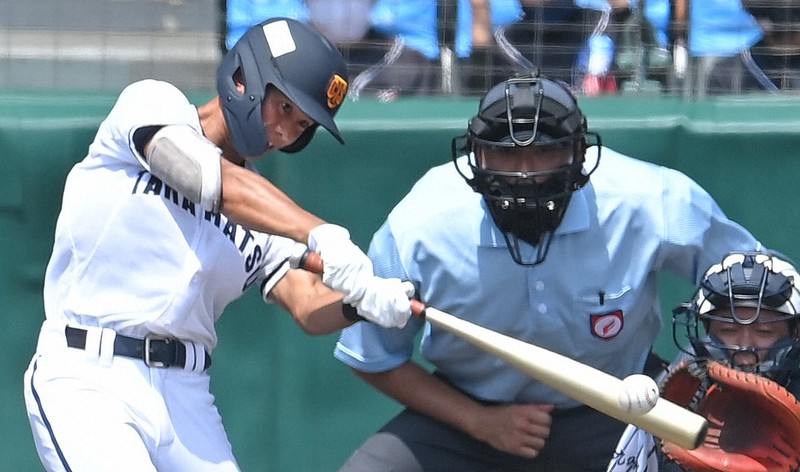 【九州国際大付-高松商】四回裏高松商2死一、二塁、井桜が右前適時打を放つ=阪神甲子園球場で2022年8月15日、津村豊和撮影