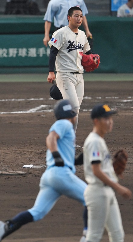 【海星-近江】七回裏近江2死満塁、山田(手前中央)に満塁本塁打を打たれ、ぼう然とする海星の宮原=阪神甲子園球場で2022年8月15日、前田梨里子撮影
