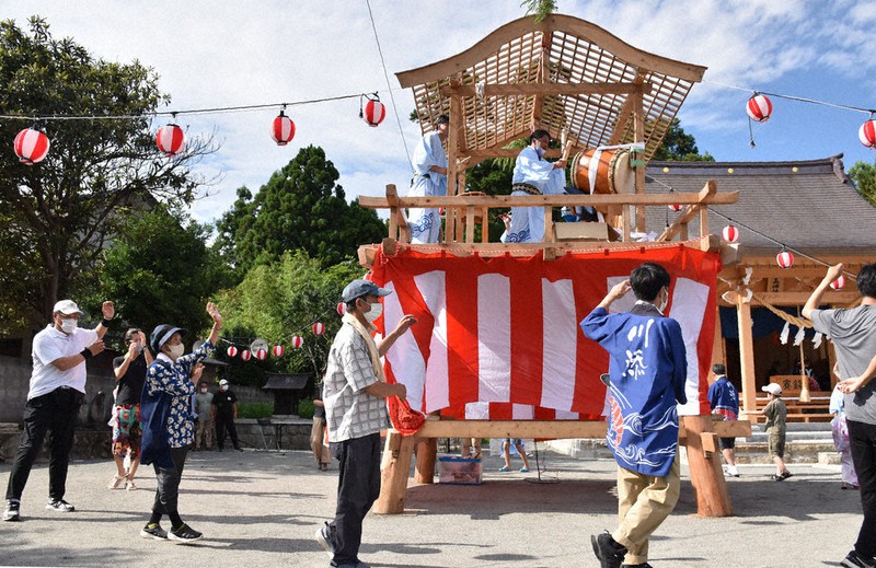 東日本大震災11年：再建、国玉神社で盆踊り 浪江町民、12年ぶり笑顔