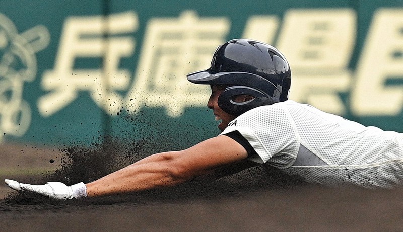 【二松学舎大付-大阪桐蔭】四回裏大阪桐蔭1死、二塁打を放った伊藤は、相手の後逸の間に三塁を突きヘッドスライディング=阪神甲子園球場で2022年8月16日、津村豊和撮影