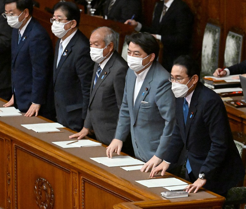 参院本会議で2022年度補正予算が賛成多数で可決、成立し、一礼する岸田文雄首相(右)と閣僚ら=国会内で2022年5月31日午後4時45分、竹内幹撮影