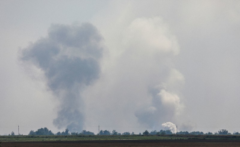 爆発があったとされるクリミア半島北部ジャンコイで立ち上る煙=16日、ロイター