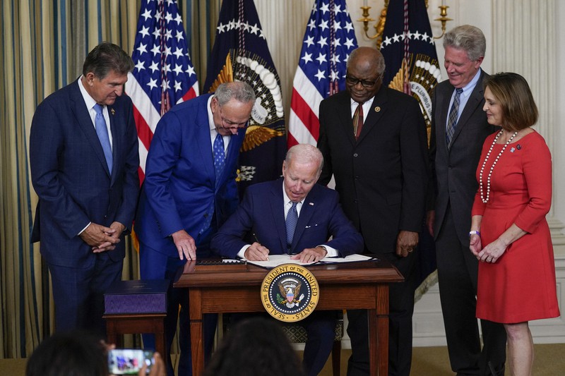 ホワイトハウスで気候変動・医療対策法案に署名するバイデン米大統領=2022年8月16日、AP