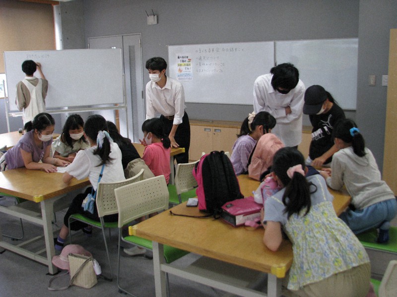 夏休みのイベントなどについて話し合う「子どもセンターまあち」の子ども委員会のメンバー=東京都町田市で2022年6月4日、木村健二撮影