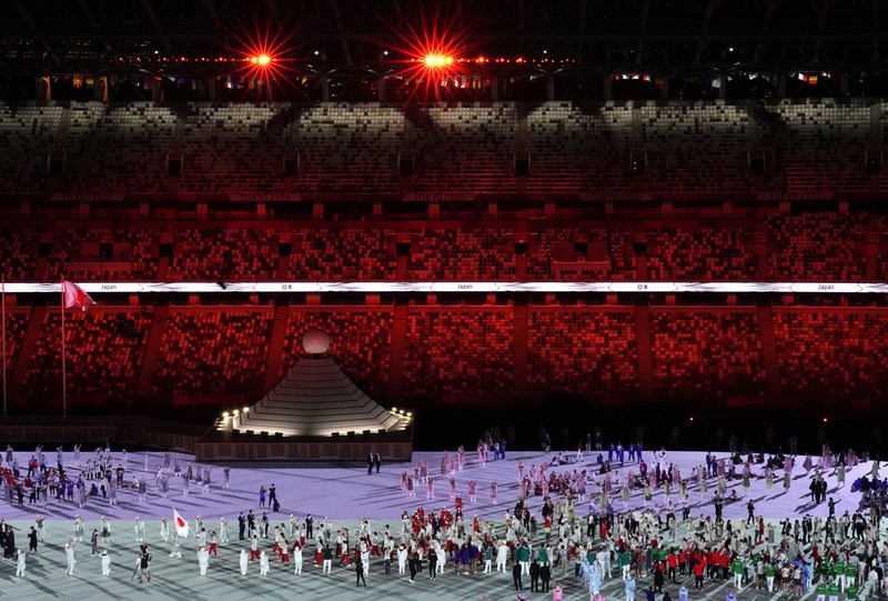 東京オリンピック開会式で入場行進する日本選手団=国立競技場で2021年7月23日午後10時34分、宮間俊樹撮影