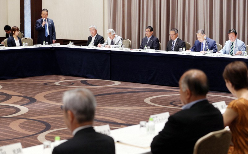 東京オリンピック・パラリンピック組織委員会の理事会であいさつする高橋治之元理事(左奥から2人目)=東京都新宿区で2014年6月5日午後2時4分、小川昌宏撮影