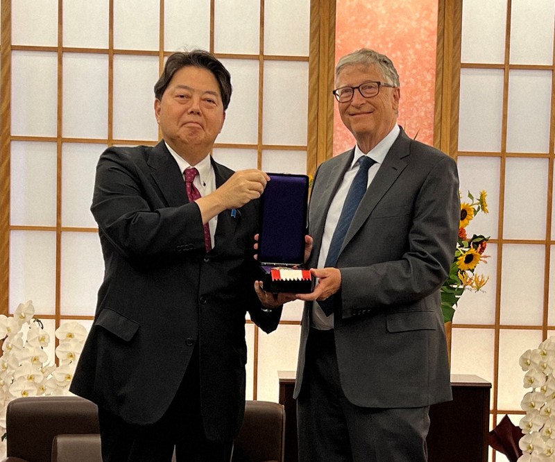 林芳正外相（左）から勲章を受け取るマイクロソフト共同創業者のビル・ゲイツ氏＝東京都千代田区の外務省で2022年8月18日、日下部元美撮影