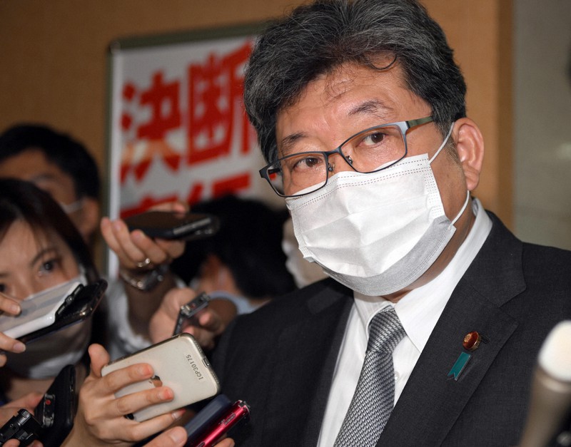 旧統一教会の関連施設を訪問したことについて記者団の質問に答える自民党の萩生田光一政調会長=東京都千代田区の同党本部で2022年8月18日午後3時4分、竹内幹撮影