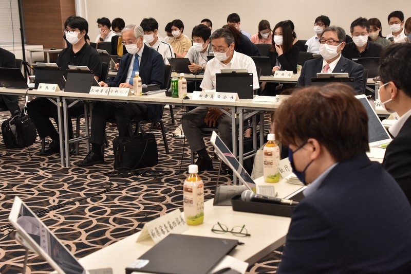 厚生労働省の薬事分科会などの合同会議。塩野義製薬が開発した新型コロナウイルスの飲み薬の緊急承認について審議した=東京都千代田区で2022年7月、矢澤秀範撮影