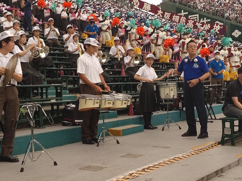 ブラスバンドの演奏とともに盛り上がる大阪桐蔭の応援団。吹奏楽部の梅田隆司監督(右手前)は常にグラウンドの様子を見ながら指揮する=阪神甲子園球場で2022年8月16日午後5時11分、岸本悠撮影