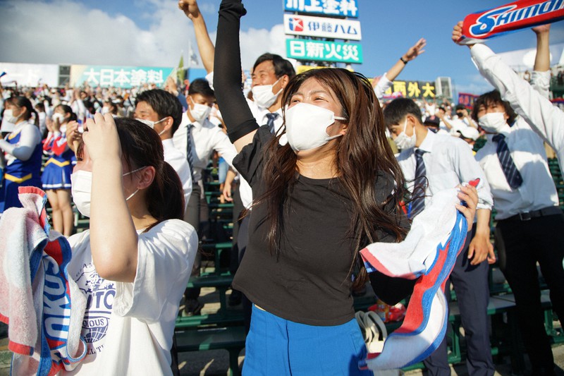 歓喜の下関国際アルプス席、泣き崩れる大阪桐蔭 夏の甲子園 | 毎日新聞