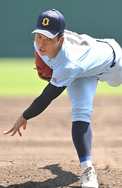 【高松商-近江】八回途中から登板した近江の2番手・星野=阪神甲子園球場で2022年8月18日、前田梨里子撮影