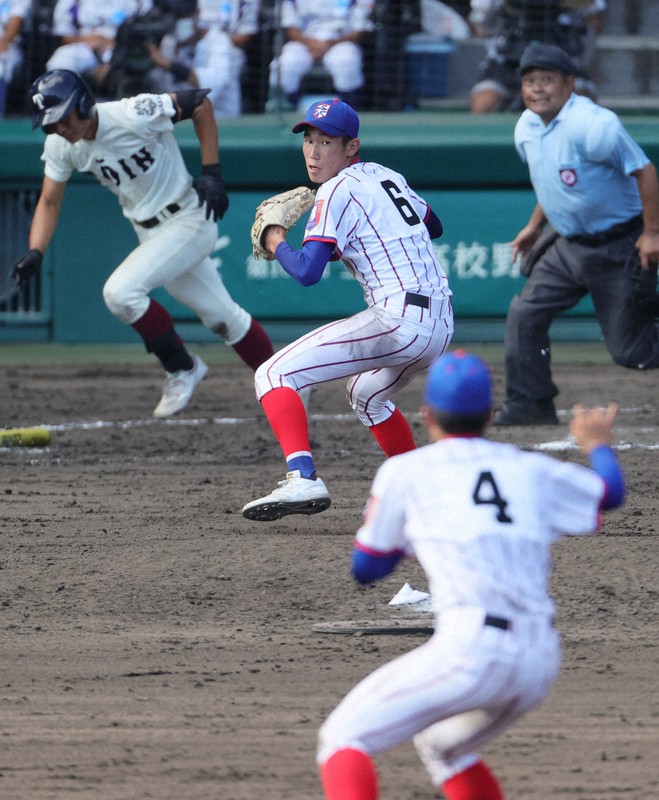 【下関国際-大阪桐蔭】七回裏大阪桐蔭無死一、二塁、大前の飛球を捕球し二塁へ送球する下関国際の仲井(中央)。走者が飛び出して戻れず三重殺が成立=阪神甲子園球場で2022年8月18日、中川祐一撮影