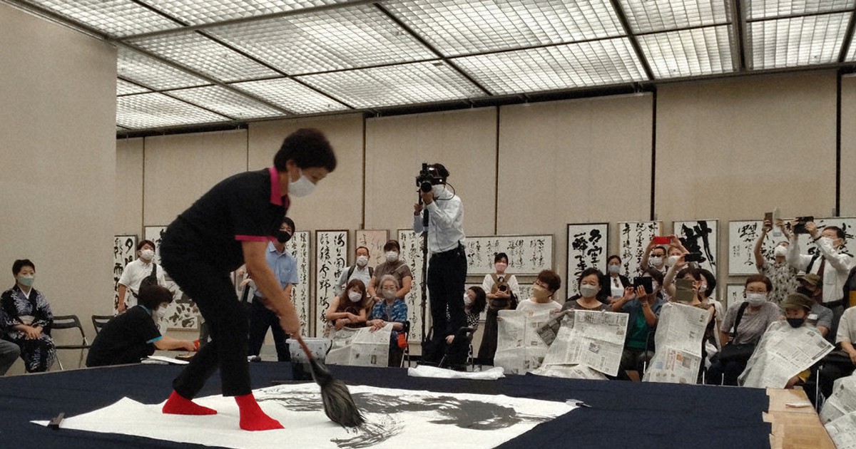 毎日書道展関西展 迫力の筆遣い、間近に 3年ぶり席上揮毫 左京